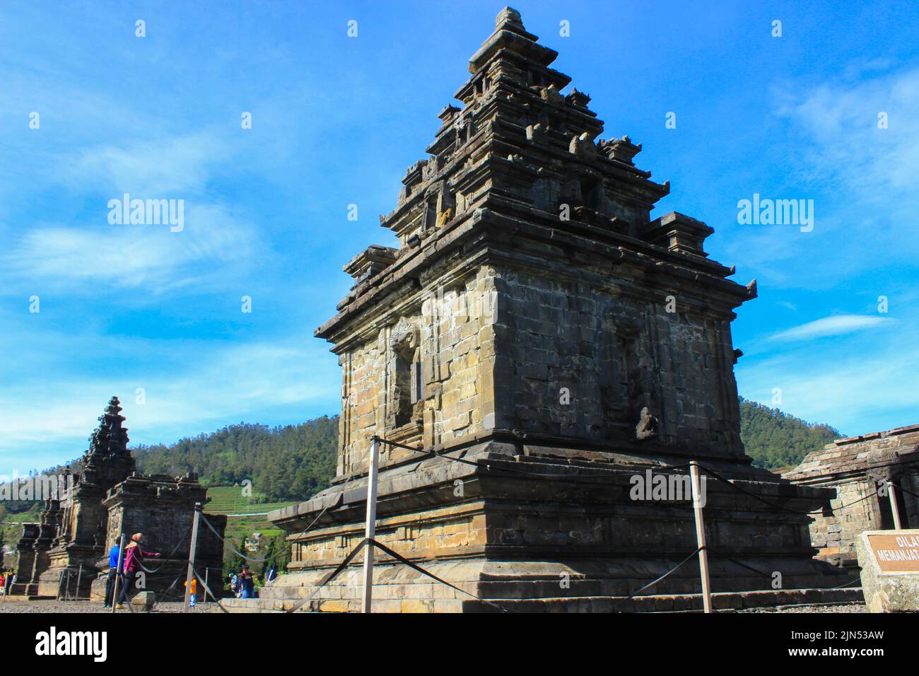 Wonosobo, Indonesia - Giugno 2020 : i turisti locali visitano il complesso del tempio di Arjuna all'altopiano di Dieng dopo il periodo di risposta alle emergenze del 19 Foto Stock