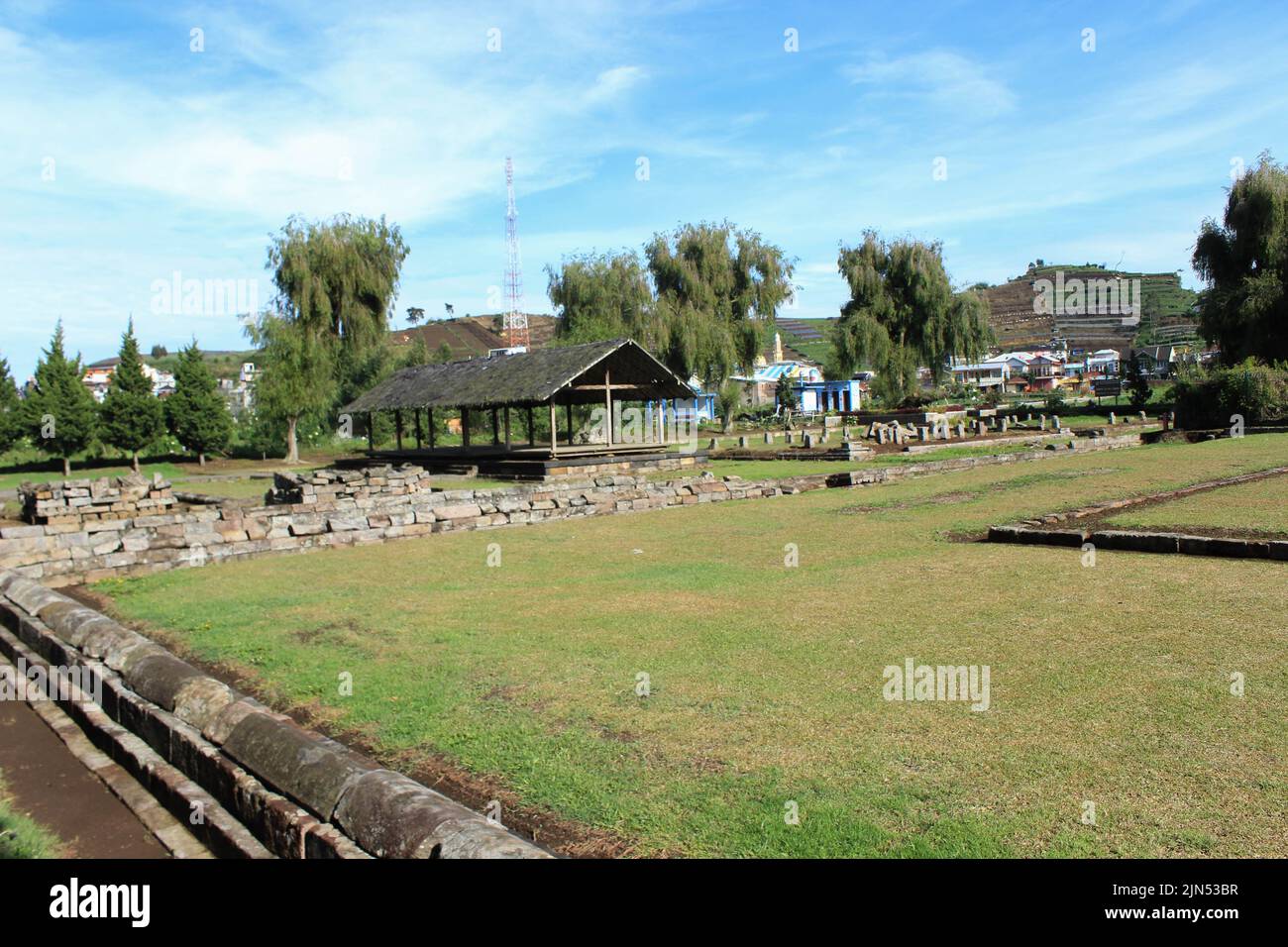 Wonosobo, Indonesia - Giugno 2020 : i turisti locali visitano il complesso del tempio di Arjuna all'altopiano di Dieng dopo il periodo di risposta alle emergenze del 19 Foto Stock