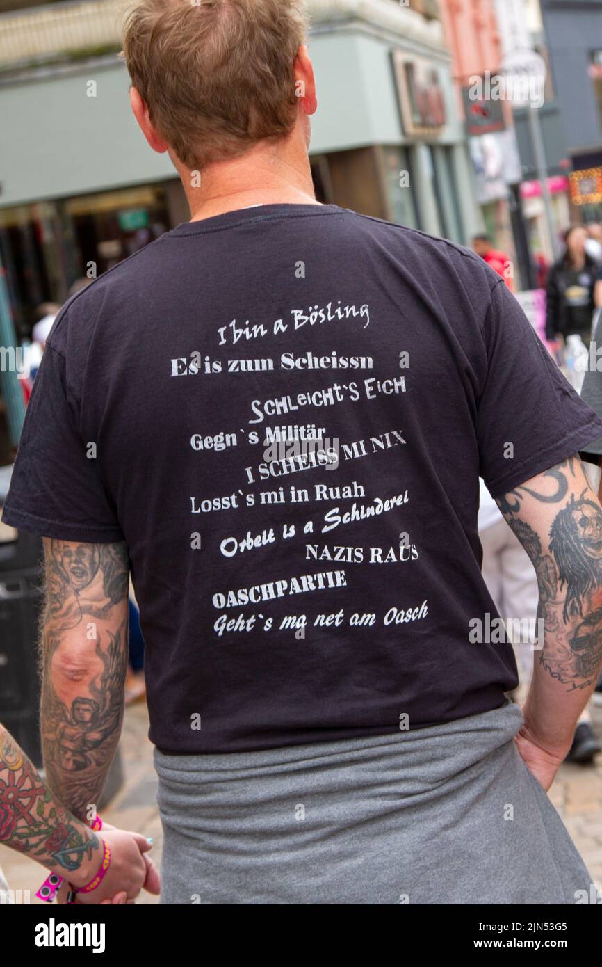 Giacche decorate, T-Shirts, slogan anti-establishment e eccentrici, e nomi di band al Rebellion Music Event, il più grande festival punk del mondo a Blackpool. All’inizio di agosto, i Blackpool’s Winter Gardens ospitano una massiccia formazione di gruppi punk per l’edizione 21st del Rebellion Festival che attrae migliaia di turisti nel resort. Più di 4 giorni ogni agosto a Blackpool, il meglio in Punk si riuniscono per questo evento sociale dell'anno con 4 giorni di musica su 6 palcoscenici con una massa di gruppi. Foto Stock