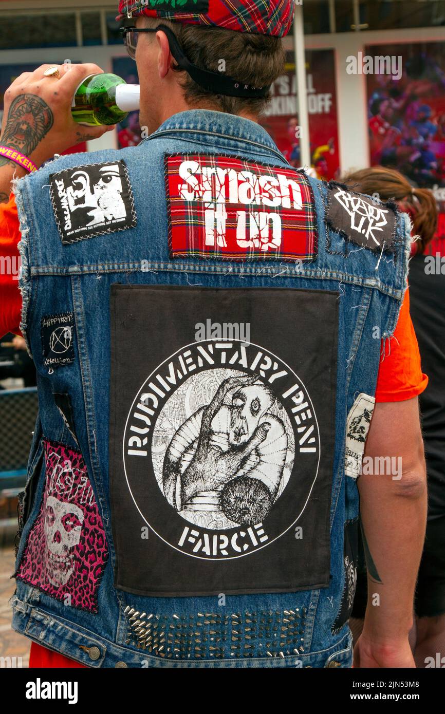 Giacche decorate, T-Shirts, slogan anti-establishment e eccentrici, e nomi di band al Rebellion Music Event, il più grande festival punk del mondo a Blackpool. All’inizio di agosto, i Blackpool’s Winter Gardens ospitano una massiccia formazione di gruppi punk per l’edizione 21st del Rebellion Festival che attrae migliaia di turisti nel resort. Più di 4 giorni ogni agosto a Blackpool, il meglio in Punk si riuniscono per questo evento sociale dell'anno con 4 giorni di musica su 6 palcoscenici con una massa di gruppi. Foto Stock
