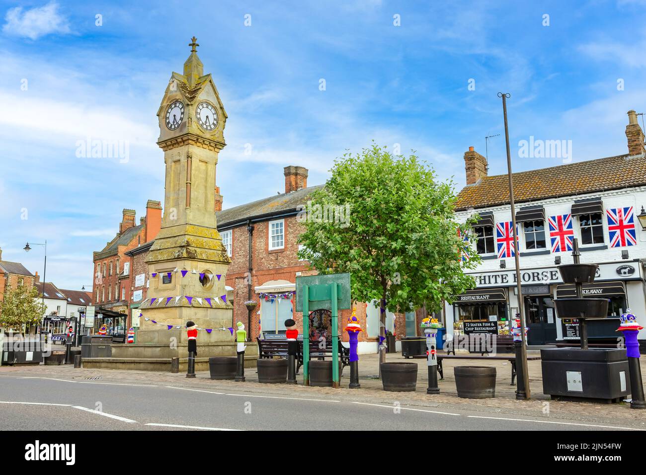 Thirsk, North Yorkshire, Regno Unito, giugno 01 2022. Mercato di Thirsk durante il Giubileo del platino della Regina con torre dell'orologio, caffè, negozi e parcheggi de Foto Stock