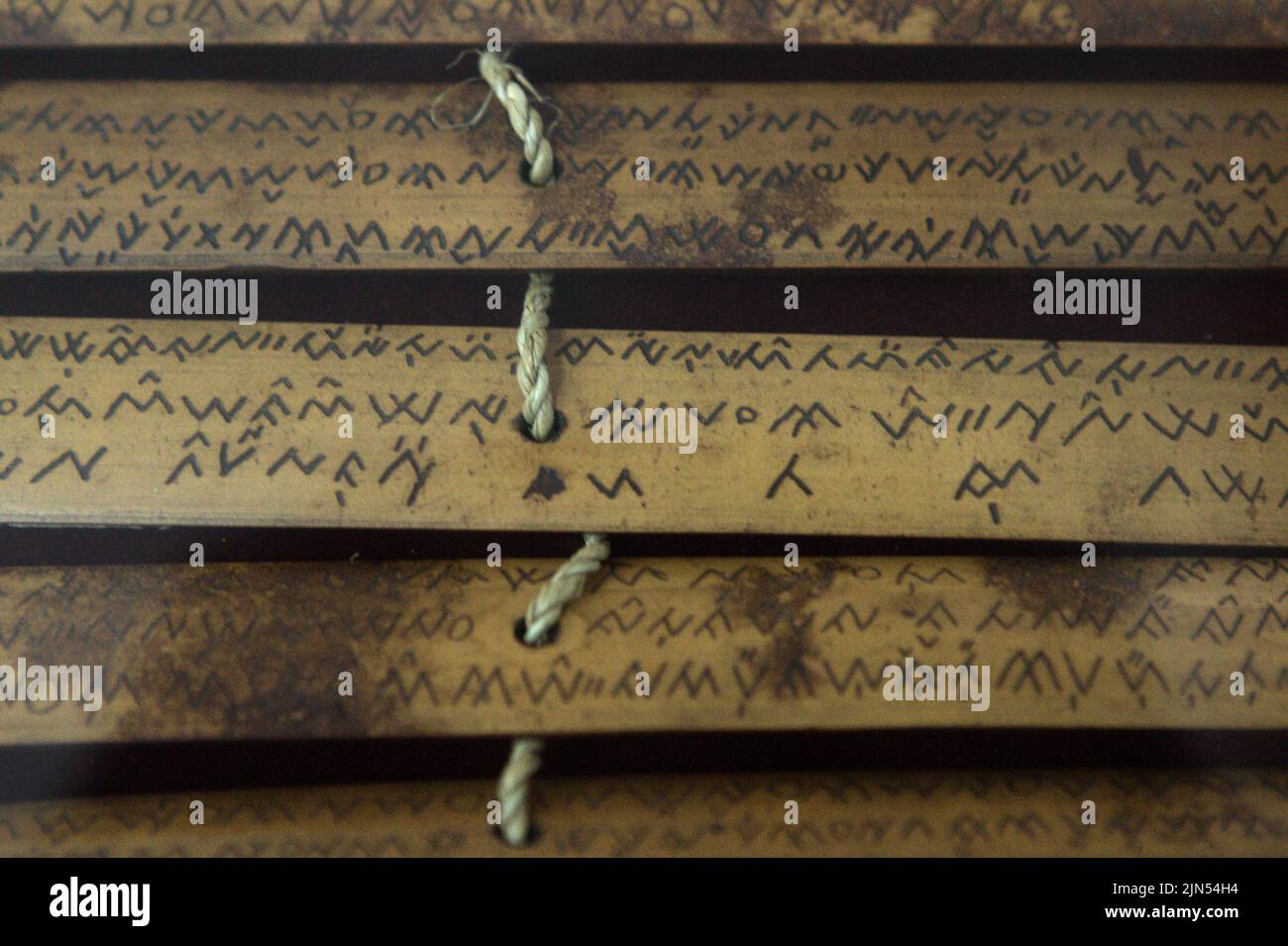 Antichi scritti scritti su bambù, originati da Lampung (Sumatra), vengono fotografati presso la Biblioteca Nazionale di Giacarta, Indonesia. Foto Stock