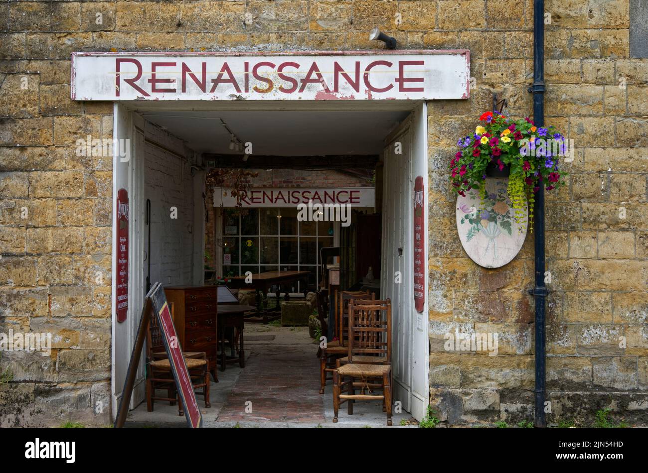 Negozio di antiquariato locale sul Renaissance, South Street, a Sherborne, Dorset Foto Stock