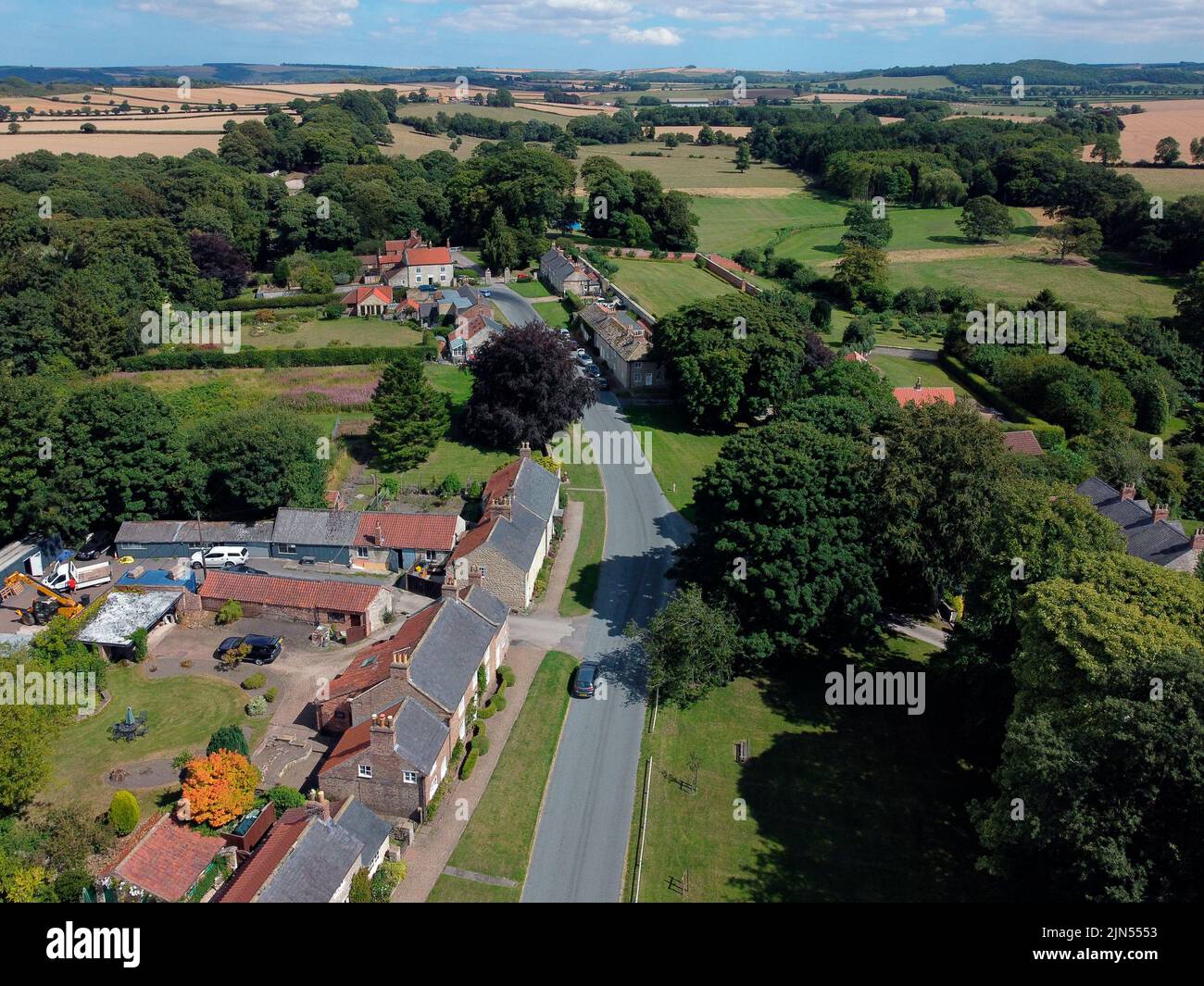 Vista aerea del Langton Village nel Distretto Ryedale del North Yorkshire nel Regno Unito. Foto Stock