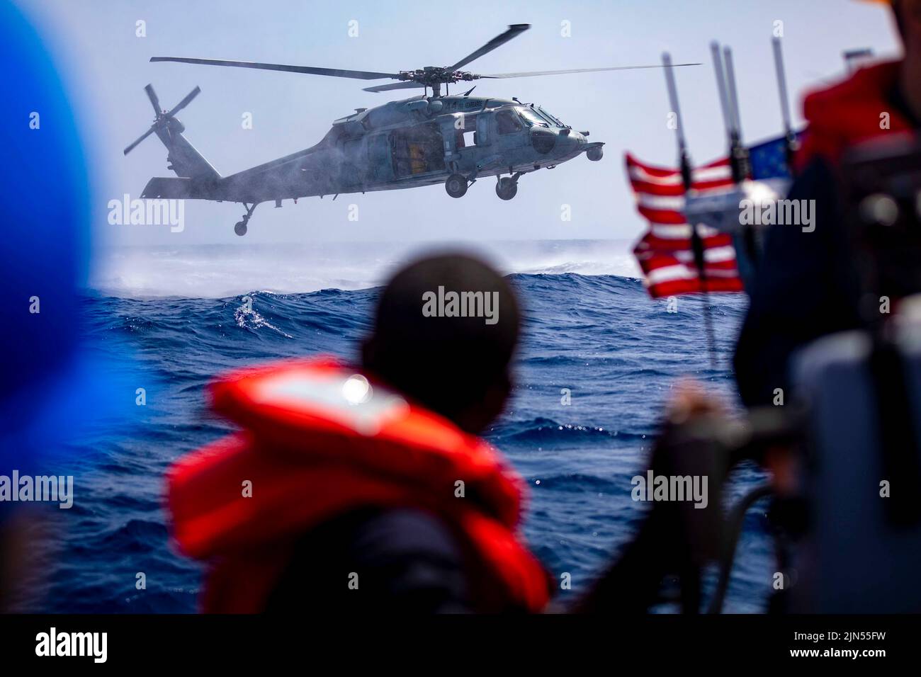12 luglio 2022 - Oceano Atlantico - un elicottero MH-60s attaccato a Helicopter Sea Combat Squadron (HSC) 28, lanciato dalla nave d'assalto anfibio di classe Wasp USS Kearsarge (LHD 3), si libra sopra l'Oceano Atlantico durante un esercizio di ricerca e salvataggio 17 luglio 2022. Il gruppo di preparazione Kearsarge Amphibious e l'unità di spedizione Marina 22nd, sotto il comando e il controllo della Task Force 61/2, è in un dispiegamento programmato nell'area delle operazioni U.S. Naval Forces Europe, impiegata dalla U.S. Sesta flotta per difendere gli interessi degli Stati Uniti, degli alleati e dei partner. (Credit Image: © U.S. Navy/ZUMA Press Foto Stock