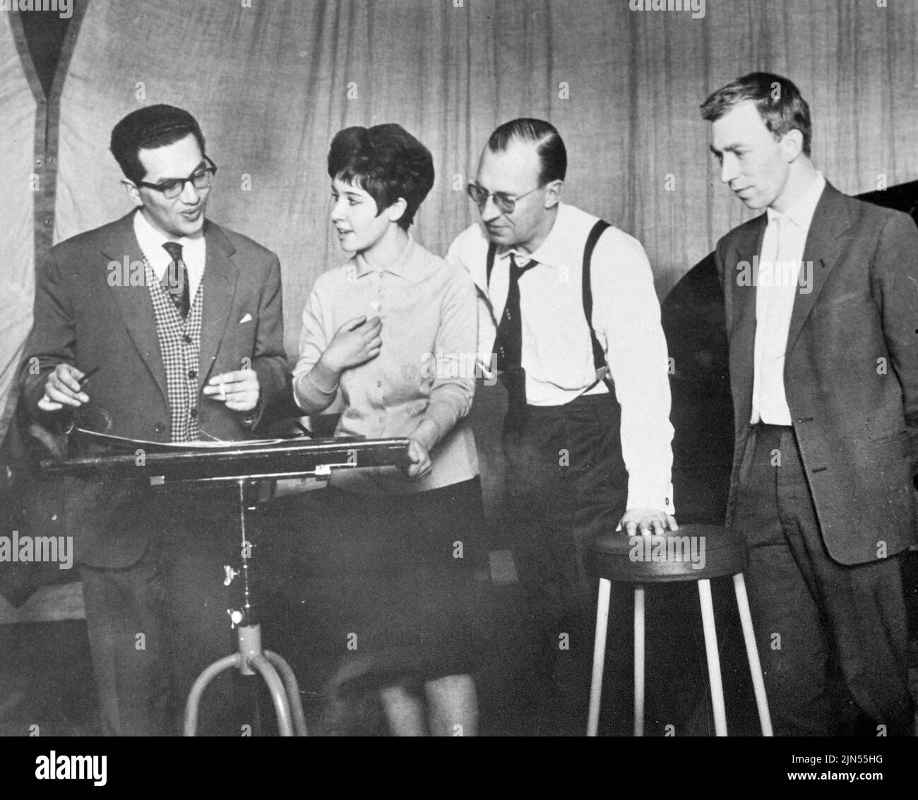 HELEN SHAPIRO cantante pop inglese negli EMI Abbey Road Studios nel 1961 con da sinistra: Maurice Burman, Norrie Paramor e il suo assistente John Schroeer Foto Stock