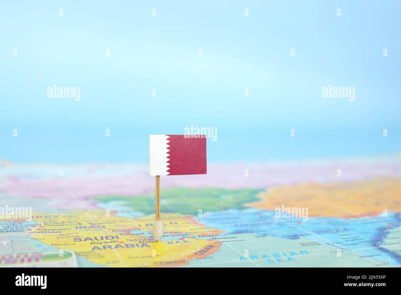 Fuoco selettivo della bandiera del Qatar nella mappa del mondo. Paese Qatar e concetto di sovranità. Foto Stock