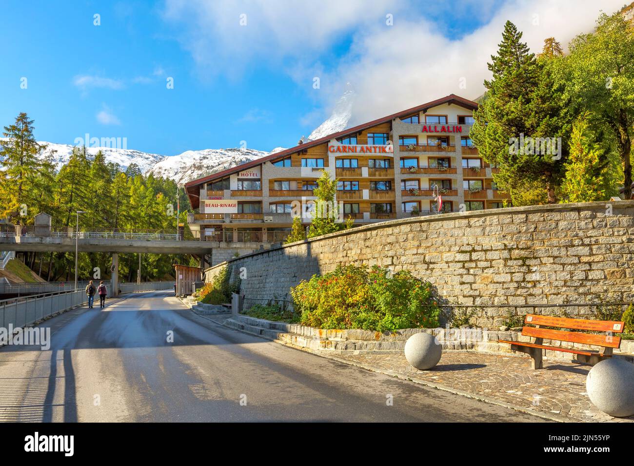 Zermatt, Svizzera - 7 ottobre 2019: Vista sulla strada della città nella famosa stazione sciistica delle Alpi svizzere, Matterhorn Foto Stock