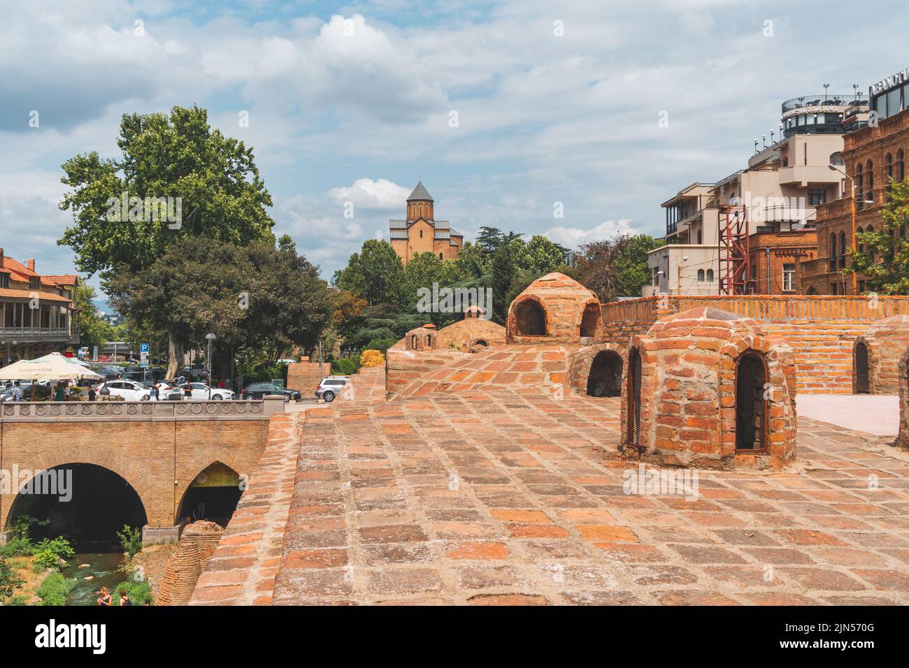 Tbilisi, Georgia - 09 Agosto, 2022: Quartiere Abanotubani con balconi in legno intagliato nella Città Vecchia di Tbilisi, Georgia Foto Stock