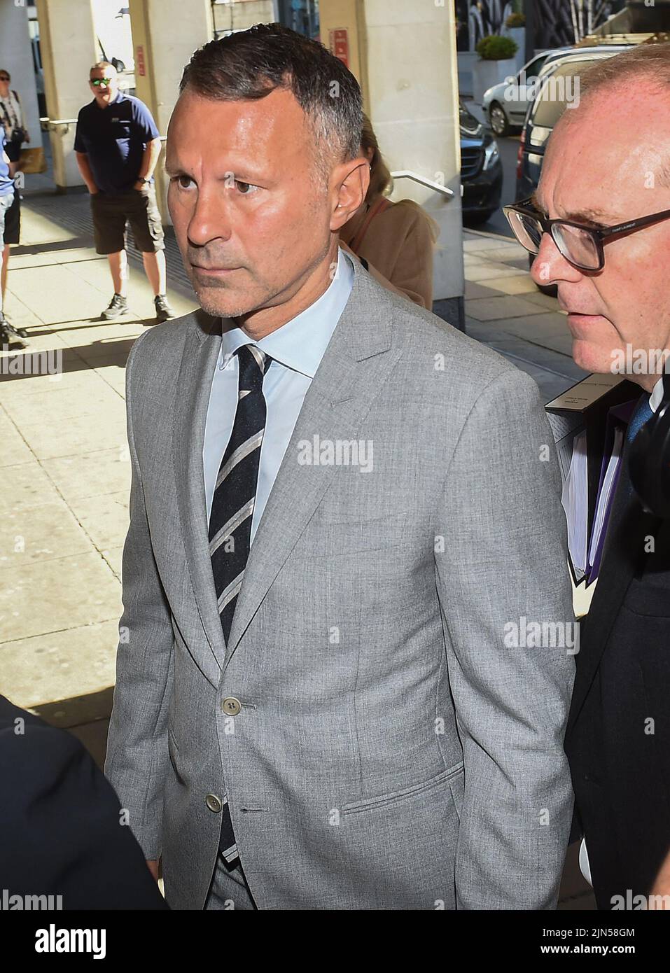 L'ex calciatore del Manchester United Ryan Giggs arriva alla corte della Corona di Manchester dove è accusato di controllo e di comportamento coercitivo contro l'ex-fidanzata Kate Greville tra agosto 2017 e novembre 2020. Data foto: Martedì 9 agosto 2022. Foto Stock