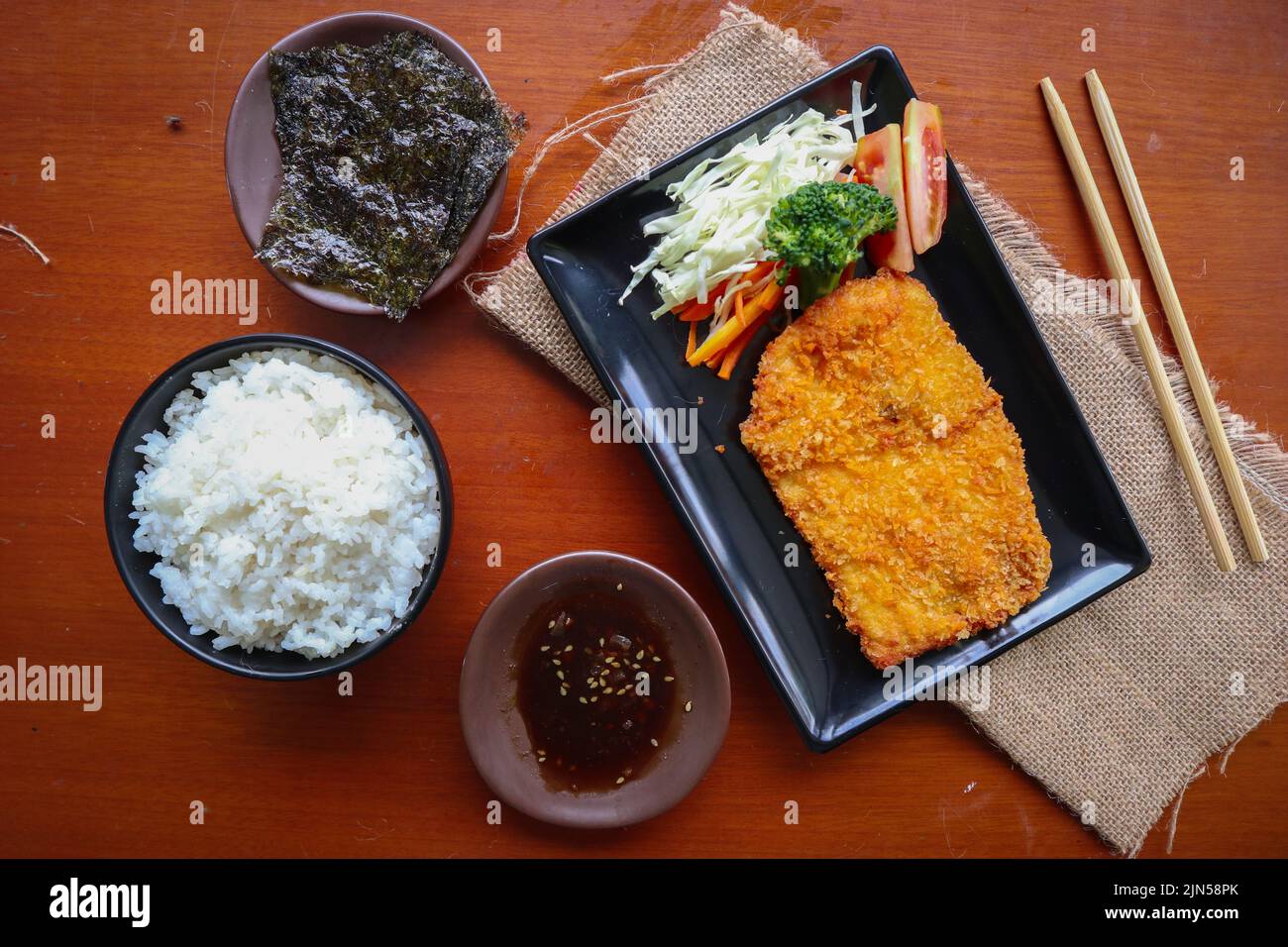 il pollo katsu don è cibo giapponese servito con salsa di soia al tavolo Foto Stock