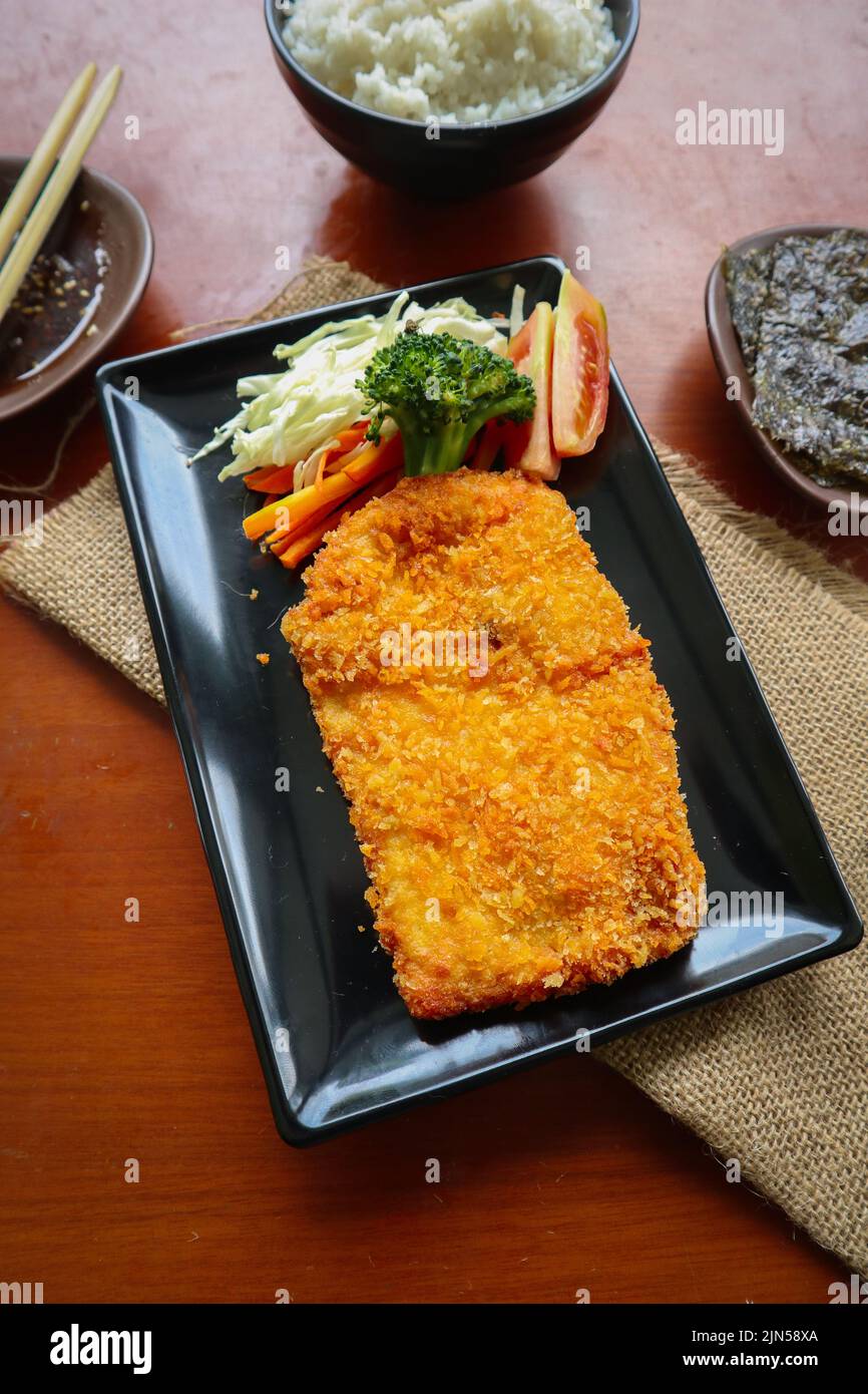 il pollo katsu don è cibo giapponese servito con salsa di soia al tavolo Foto Stock