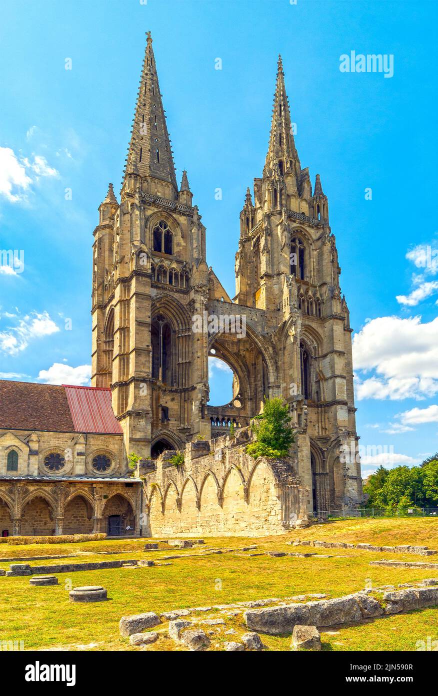 Soissons, Piccardia, Francia - cattedrale e abbazia di Saint Jean des Vignes rovine della facciata occidentale e torri Foto Stock