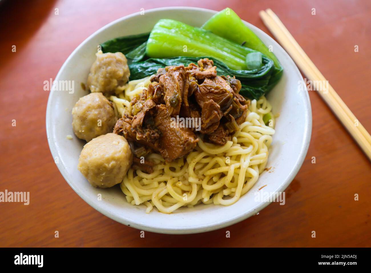 il pollo al mie ayam o al noodles è un alimento tradizionale indonesiano, asiatico, a base di noodle, pollo, brodo di pollo, spinaci, talvolta con polpette. Foto Stock