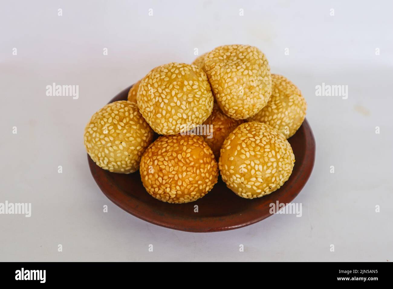 onde-onde o palla di sesamo o Jian Dui è una pasta fritta cinese fatta con farina di riso glutinoso e rivestita con semi di sesamo ripieni di pasta di fagioli. Foto Stock