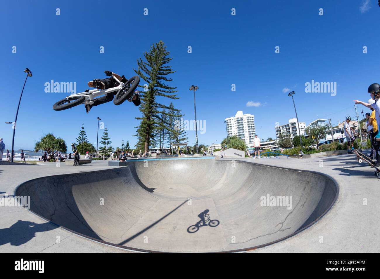 Il giovane ciclista che si esibisce nel parco di skatepark Alexandra Headland. Maroochydore, Australia. Foto Stock