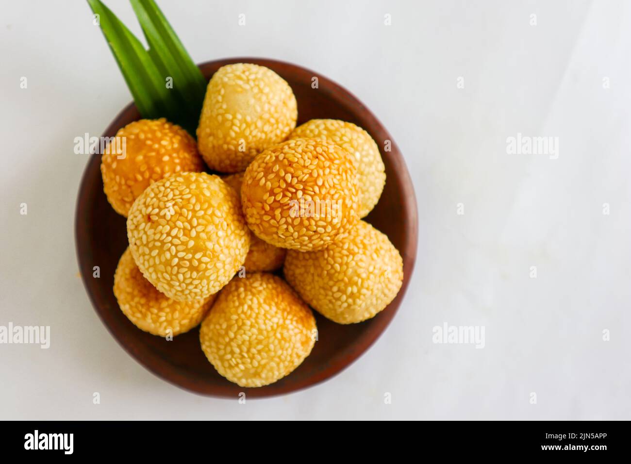 onde-onde o palla di sesamo o Jian Dui è una pasta fritta cinese fatta con farina di riso glutinoso e rivestita con semi di sesamo ripieni di pasta di fagioli. Foto Stock