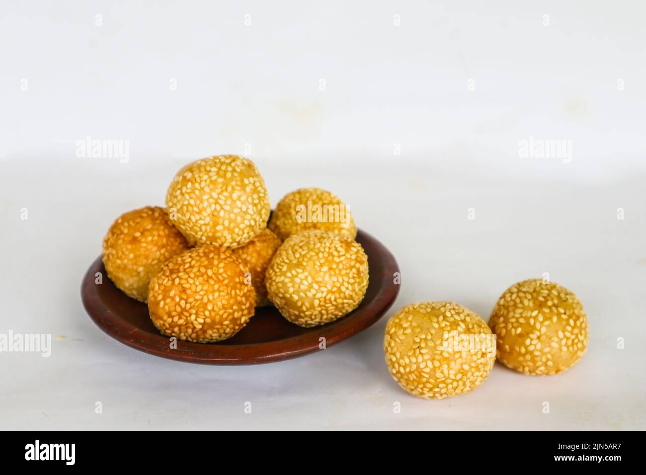 onde-onde o palla di sesamo o Jian Dui è una pasta fritta cinese fatta con farina di riso glutinoso e rivestita con semi di sesamo ripieni di pasta di fagioli. Foto Stock