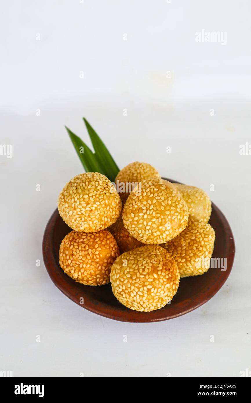 onde-onde o palla di sesamo o Jian Dui è una pasta fritta cinese fatta con farina di riso glutinoso e rivestita con semi di sesamo ripieni di pasta di fagioli. Foto Stock