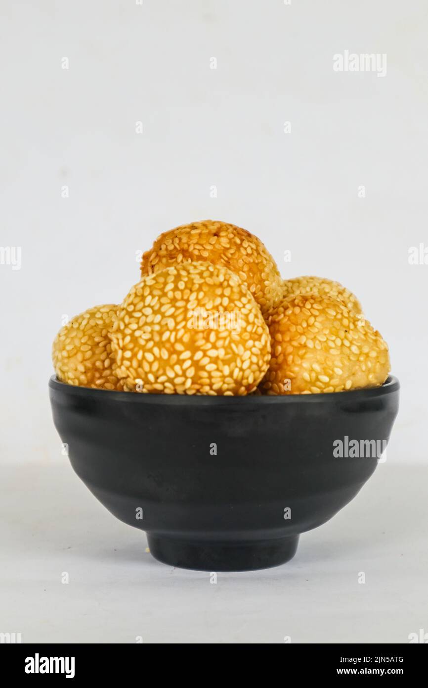 onde-onde o palla di sesamo o Jian Dui è una pasta fritta cinese fatta con farina di riso glutinoso e rivestita con semi di sesamo ripieni di pasta di fagioli. Foto Stock