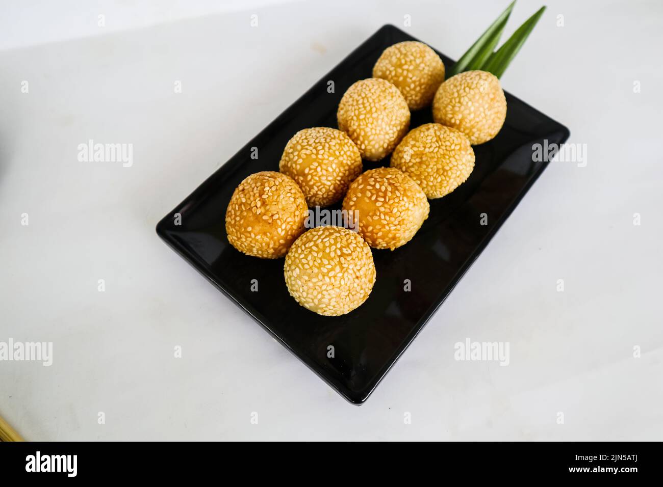 onde-onde o palla di sesamo o Jian Dui è una pasta fritta cinese fatta con farina di riso glutinoso e rivestita con semi di sesamo ripieni di pasta di fagioli. Foto Stock