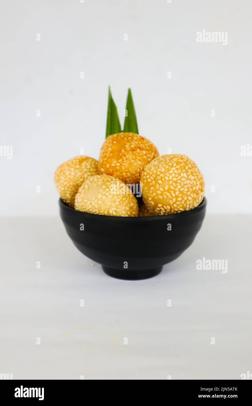 onde-onde o palla di sesamo o Jian Dui è una pasta fritta cinese fatta con farina di riso glutinoso e rivestita con semi di sesamo ripieni di pasta di fagioli. Foto Stock