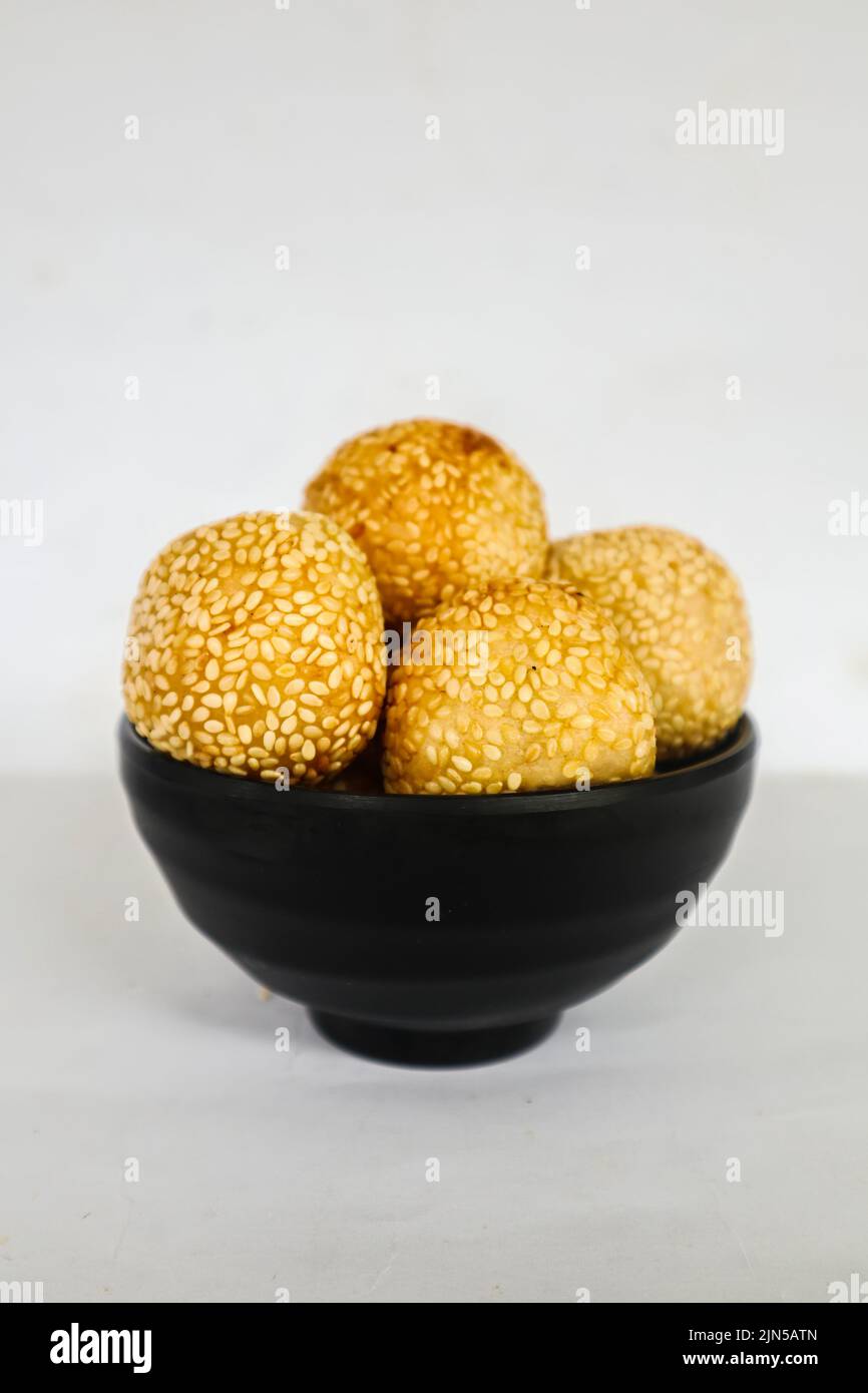 onde-onde o palla di sesamo o Jian Dui è una pasta fritta cinese fatta con farina di riso glutinoso e rivestita con semi di sesamo ripieni di pasta di fagioli. Foto Stock