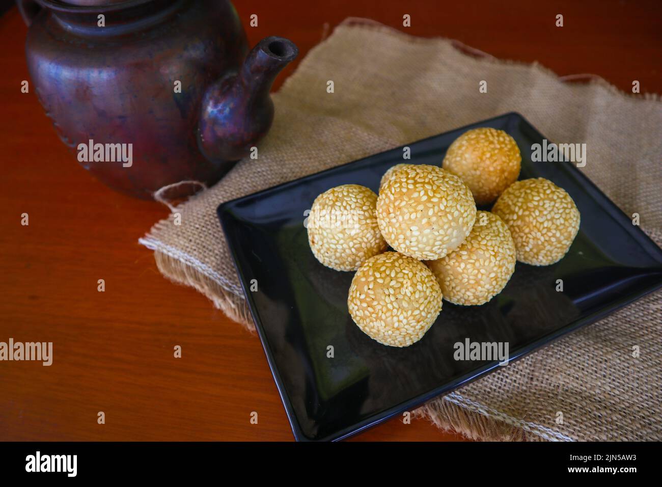 onde-onde o palla di sesamo o Jian Dui è una pasta fritta cinese fatta con farina di riso glutinoso e rivestita con semi di sesamo ripieni di pasta di fagioli. Foto Stock