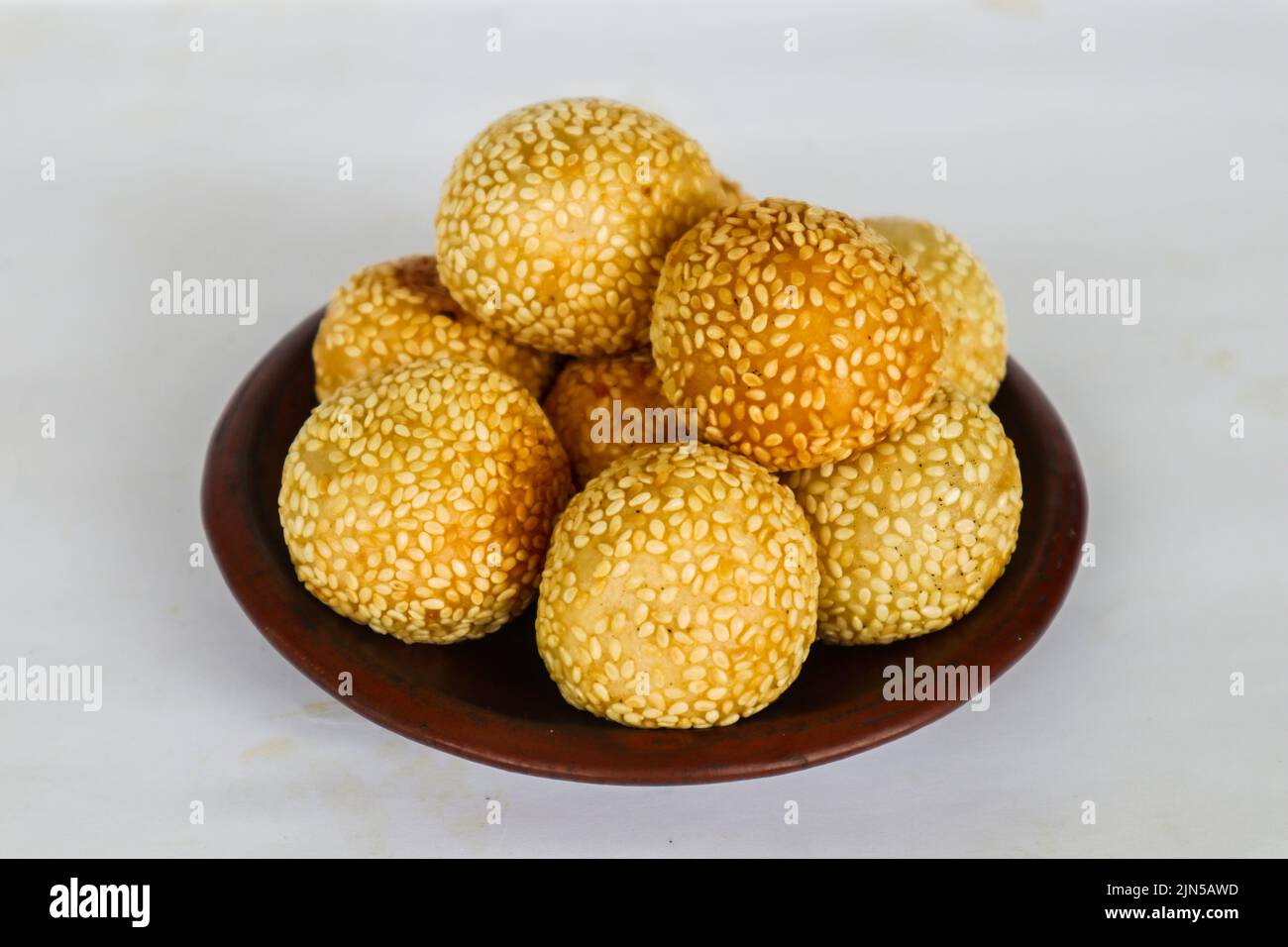 onde-onde o palla di sesamo o Jian Dui è una pasta fritta cinese fatta con farina di riso glutinoso e rivestita con semi di sesamo ripieni di pasta di fagioli. Foto Stock