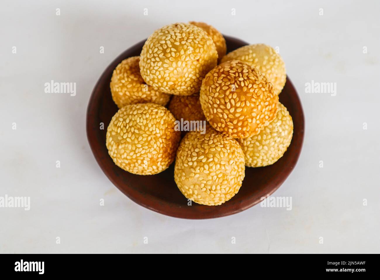 onde-onde o palla di sesamo o Jian Dui è una pasta fritta cinese fatta con farina di riso glutinoso e rivestita con semi di sesamo ripieni di pasta di fagioli. Foto Stock