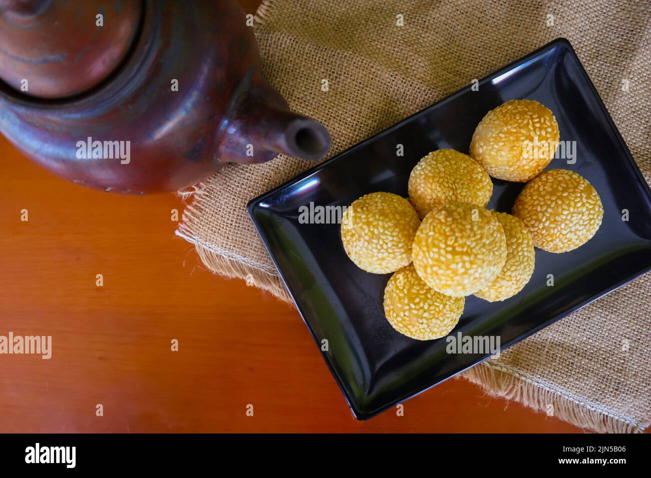 onde-onde o palla di sesamo o Jian Dui è una pasta fritta cinese fatta con farina di riso glutinoso e rivestita con semi di sesamo ripieni di pasta di fagioli. Foto Stock