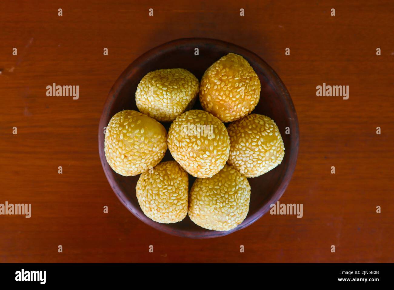onde-onde o palla di sesamo o Jian Dui è una pasta fritta cinese fatta con farina di riso glutinoso e rivestita con semi di sesamo ripieni di pasta di fagioli. Foto Stock