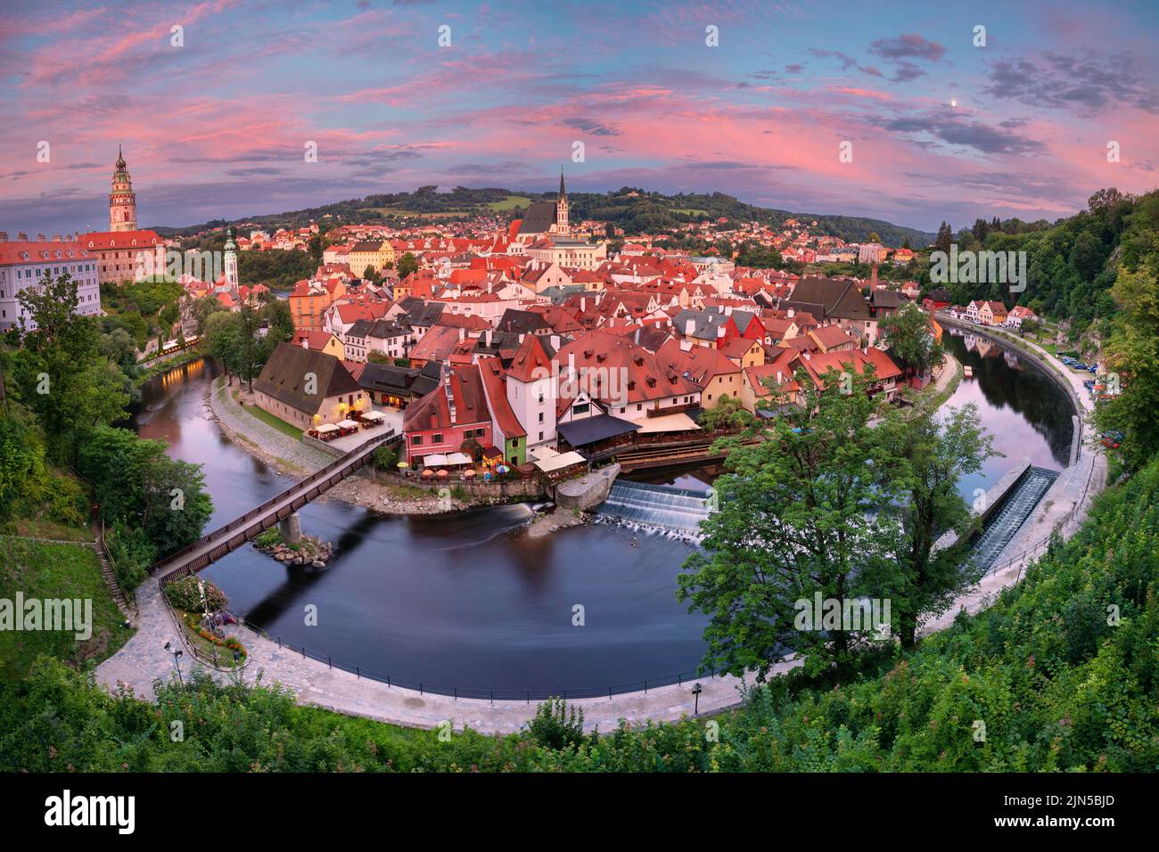 Cesky Krumlov. Antenna immagine cityscape di Cesky Krumlov, Repubblica Ceca durante il periodo estivo il tramonto. Foto Stock