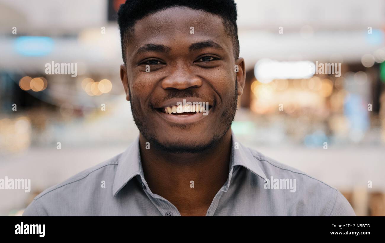 Ritratto maschile primo piano giovane sorpreso stupito afroamericano uomo sensazione shock sorpresa felice ragazzo sorridente annuendo risposte sì positivo risposta grande Foto Stock