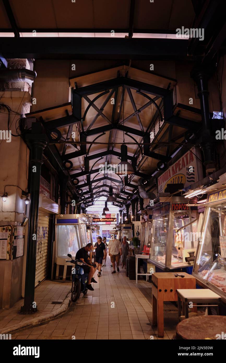 All'interno del mercato centrale della carne municipale di Atene Foto Stock