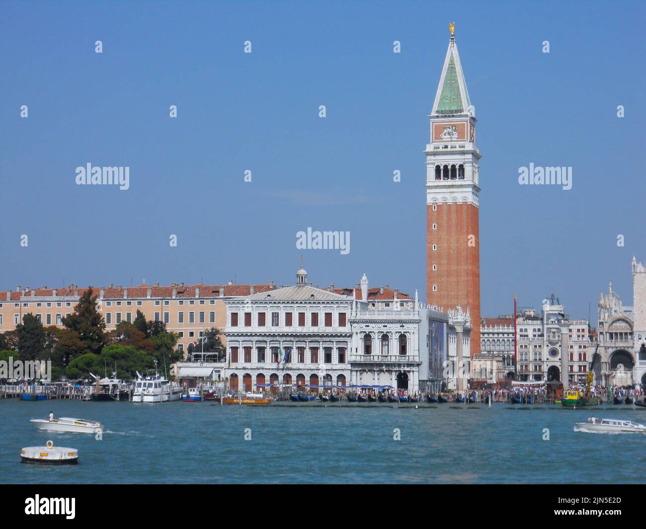 Venezia, Italia. Maggio 2011. I famosi canali di Venezia con il campanile di san Marco. Foto di alta qualità Foto Stock