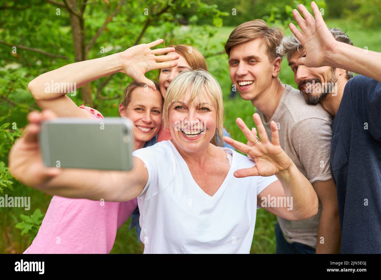 Gruppo di amici o famiglia si divertono a prendere selfie con smartphone in vacanza Foto Stock
