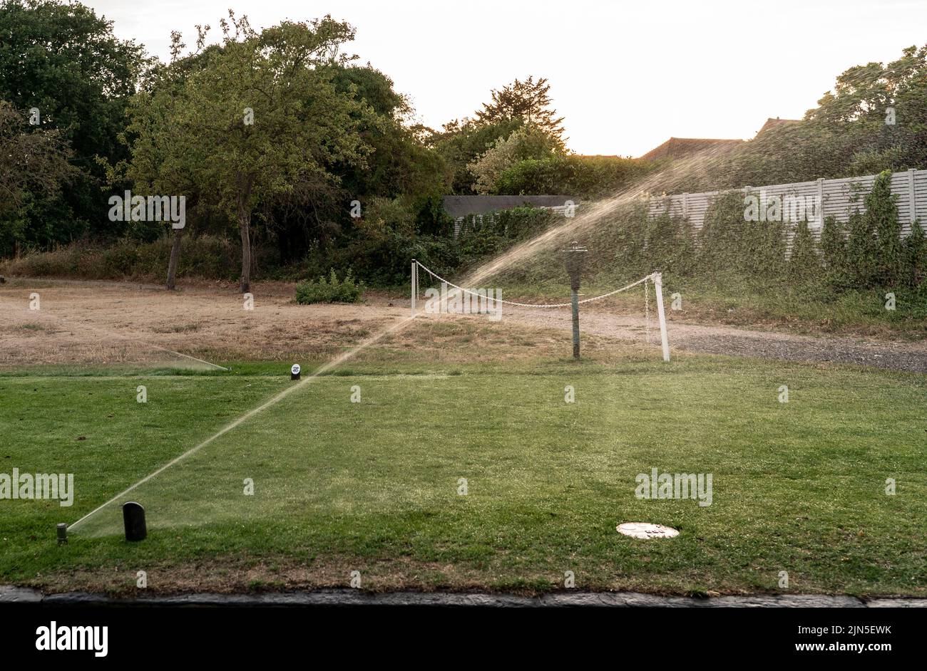 DROY LONDON © Jeff Moore sprinkler sono utilizzati in un campo da golf a Wanstead, East London. Per alcune parti di Londra potrebbe essere in corso un divieto di utilizzare tubi di sospensione Foto Stock