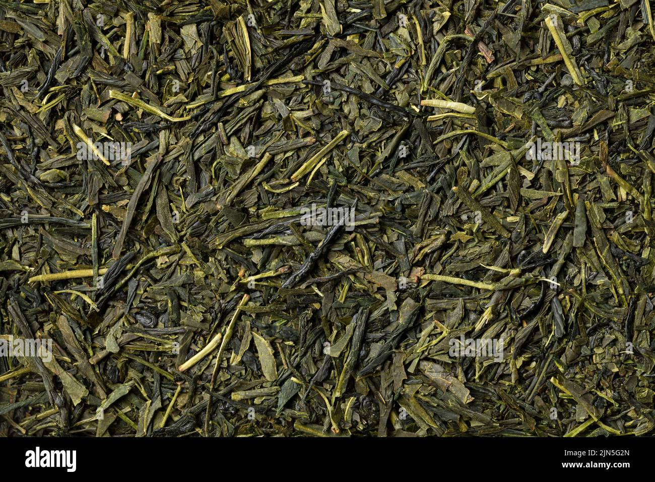 Un mucchio di tè secco superiore Sencha lascia il telaio pieno come sfondo da vicino Foto Stock