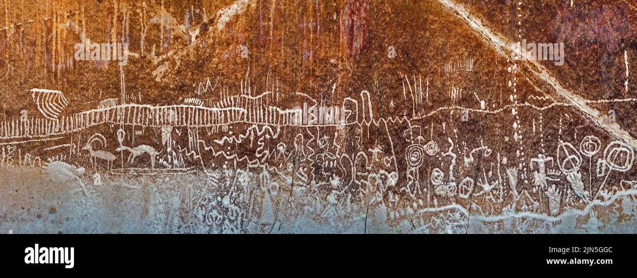Petroglifi a tufo affioramento, White River Narrows Archaeological District, Valle dei volti, Basin e Range National Monument, Nevada, USA Foto Stock
