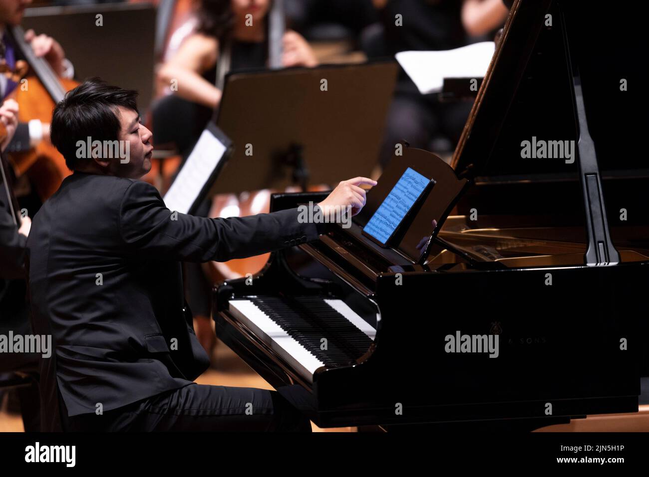 (220809) -- LJUBLJANA, 9 agosto 2022 (Xinhua) -- il pianista cinese Lang Lang dà un'esibizione di pianoforte durante il Festival di Lubiana 70th a Lubiana, Slovenia, 8 agosto 2022. Il pianista cinese Lang Lang è apparso a Lubiana, la capitale della Slovenia, portando il Festival di Lubiana del 70th a un culmine il lunedì sera. Il Festival di Lubiana, uno dei più antichi festival artistici internazionali, presenta spettacoli di balletto e opera, teatro musicale, musica da camera e concerti sinfonici, master class, laboratori per bambini e giovani. Dal 21 giugno al 8 settembre, il festival ospiterà più di 4, 00 Foto Stock