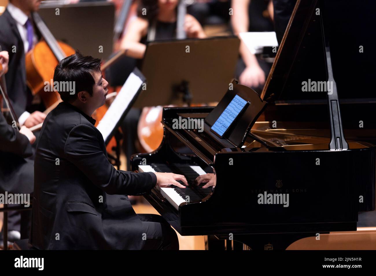 (220809) -- LJUBLJANA, 9 agosto 2022 (Xinhua) -- il pianista cinese Lang Lang dà un'esibizione di pianoforte durante il Festival di Lubiana 70th a Lubiana, Slovenia, 8 agosto 2022. Il pianista cinese Lang Lang è apparso a Lubiana, la capitale della Slovenia, portando il Festival di Lubiana del 70th a un culmine il lunedì sera. Il Festival di Lubiana, uno dei più antichi festival artistici internazionali, presenta spettacoli di balletto e opera, teatro musicale, musica da camera e concerti sinfonici, master class, laboratori per bambini e giovani. Dal 21 giugno al 8 settembre, il festival ospiterà più di 4, 00 Foto Stock