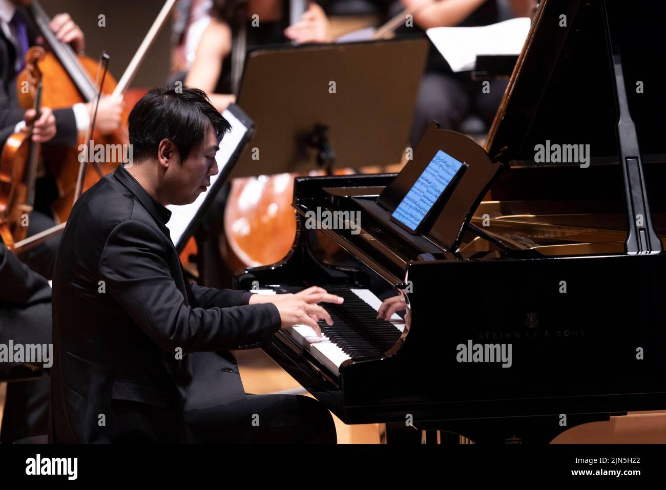 (220809) -- LJUBLJANA, 9 agosto 2022 (Xinhua) -- il pianista cinese Lang Lang dà un'esibizione di pianoforte durante il Festival di Lubiana 70th a Lubiana, Slovenia, 8 agosto 2022. Il pianista cinese Lang Lang è apparso a Lubiana, la capitale della Slovenia, portando il Festival di Lubiana del 70th a un culmine il lunedì sera. Il Festival di Lubiana, uno dei più antichi festival artistici internazionali, presenta spettacoli di balletto e opera, teatro musicale, musica da camera e concerti sinfonici, master class, laboratori per bambini e giovani. Dal 21 giugno al 8 settembre, il festival ospiterà più di 4, 00 Foto Stock