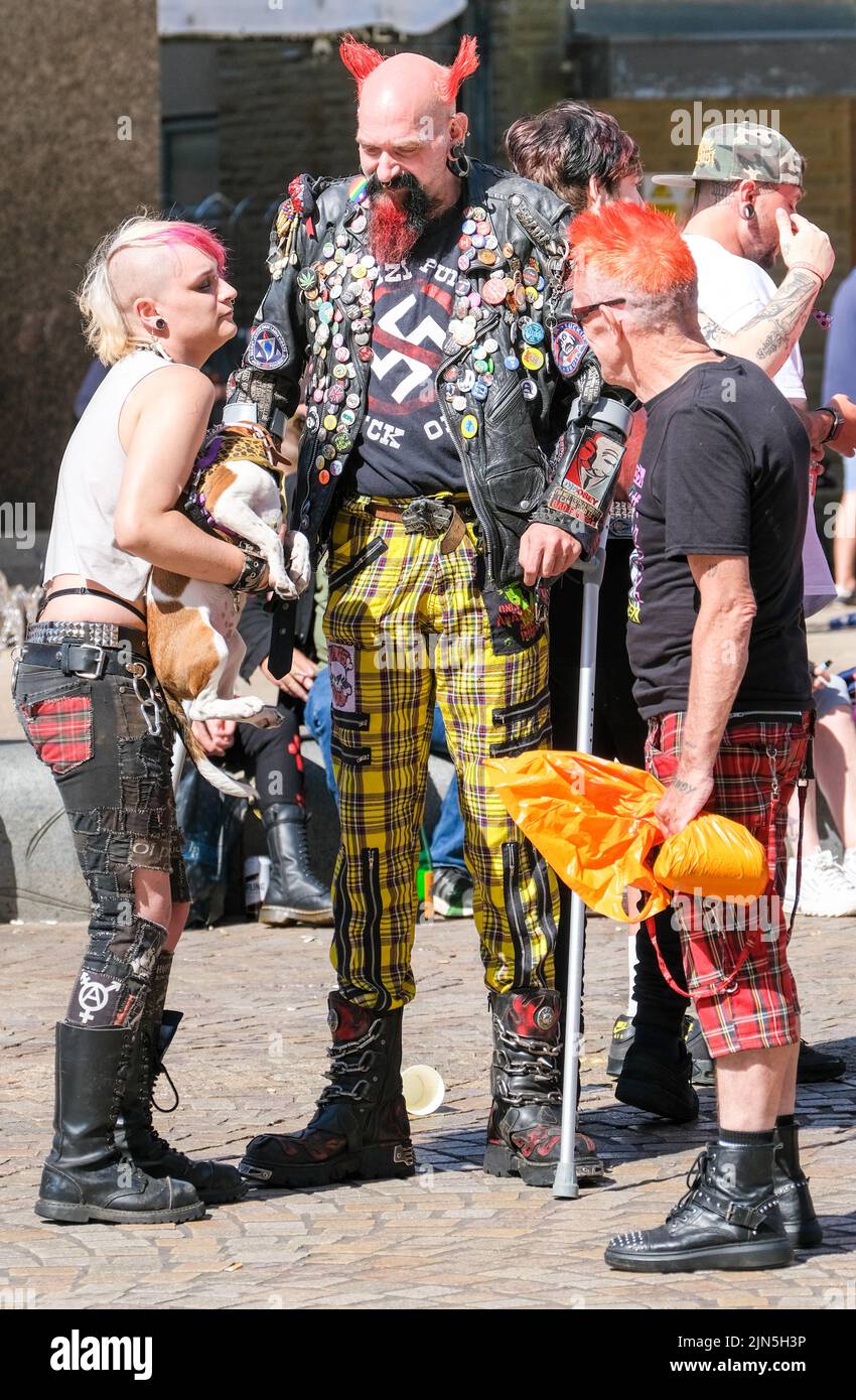 Blackpool, Lancashire, UK Agosto 6 2022 Un gruppo di 3 pugni con abiti colorati che duellano il Blackpool Rebellion Punk Festival. Il più alto gentleman cai Foto Stock Blackpool, Lancashire, UK Agosto 6 2022 Un gruppo di 3 pugni con abiti colorati che duellano il Blackpool Rebellion Punk Festival. Il più alto gentleman cai Foto Stock