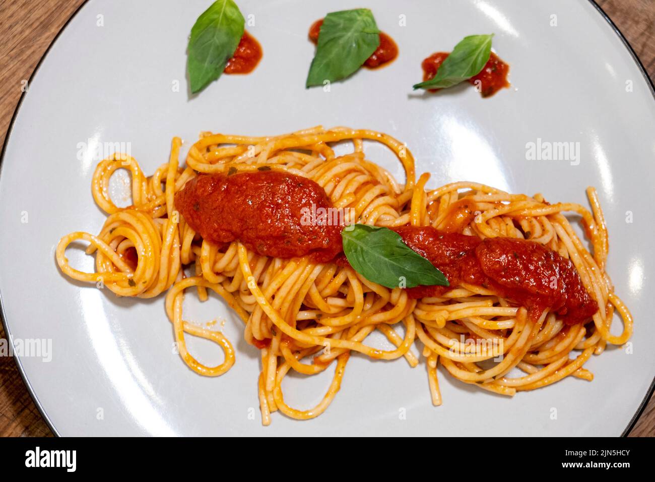 Spaghetti con salsa di pomodoro Foto Stock