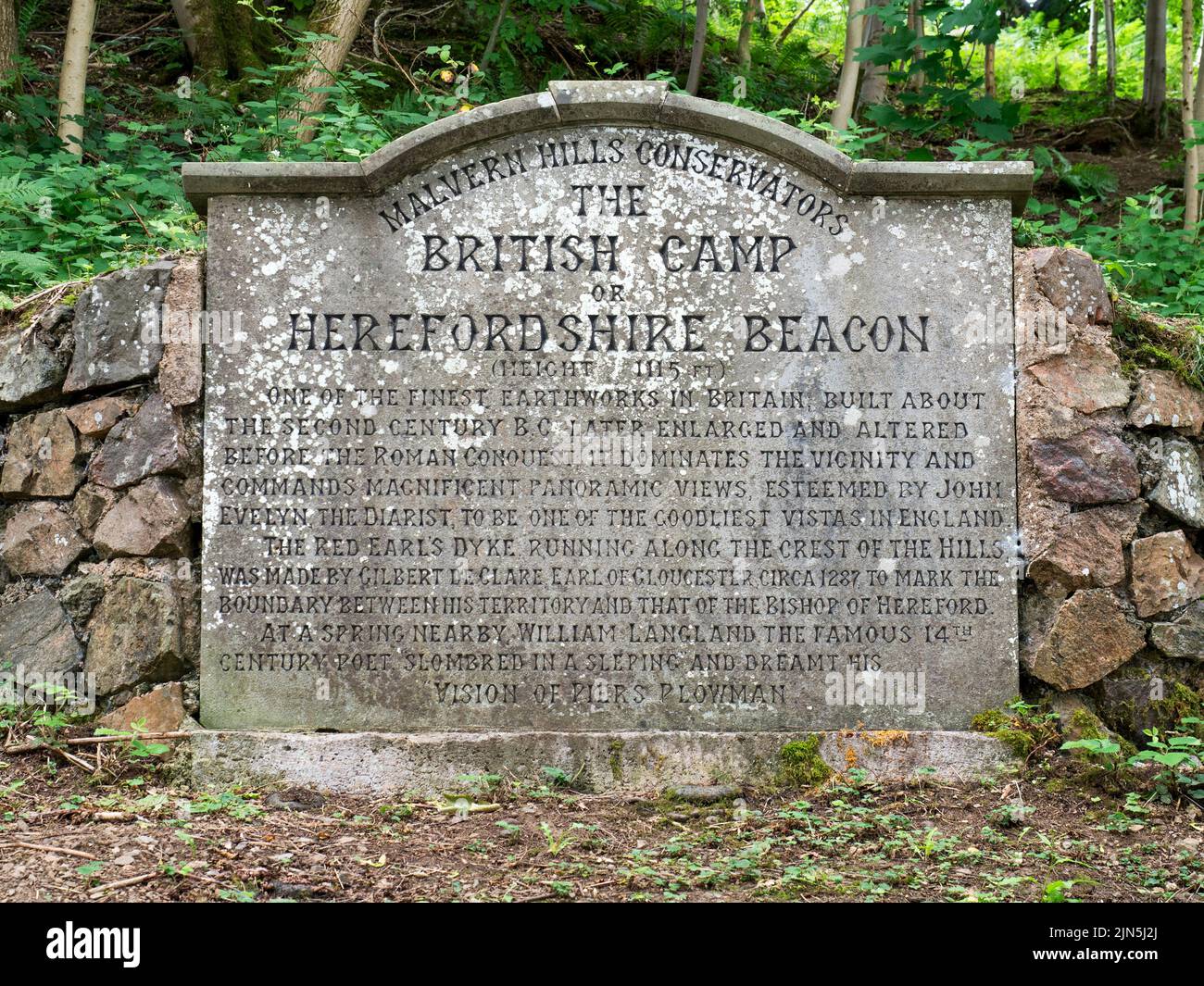 Malvern Hill Conservators Stone ai piedi del British Camp o Herefordshire Beacon Malvern Hills AONB Inghilterra Foto Stock
