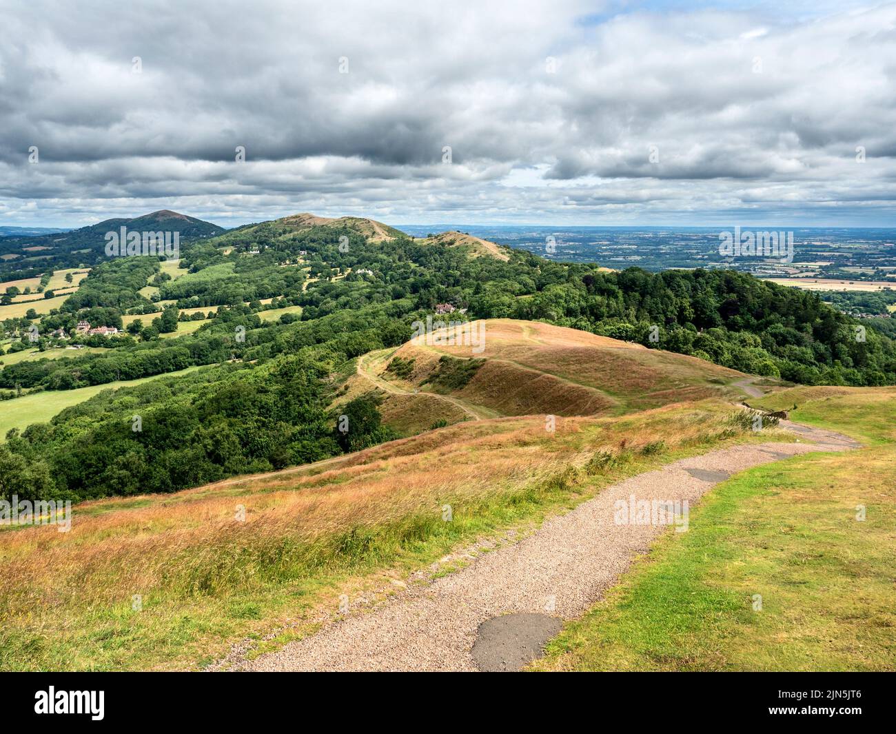 Vista lungo la cresta delle colline Malvern dalla cima di Herefordshire Beacon o British Camp Malvern Hills AONB Inghilterra Foto Stock