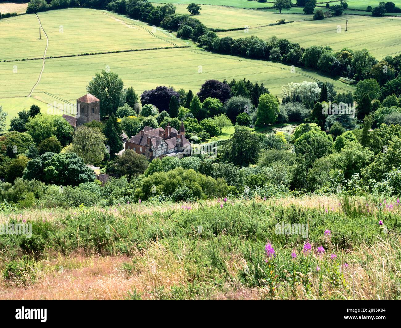 Little Malvern Priory e Little Malvern Court dalle colline Malvern in Malvern Hills AONB Inghilterra Foto Stock