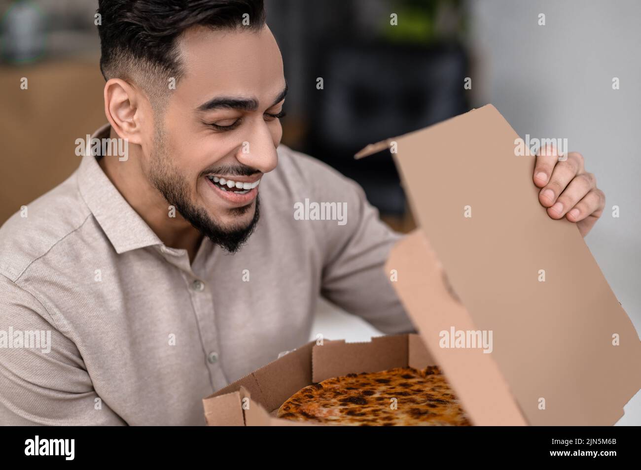 Primo piano di soddisfatto sorriso volto di uomo con la pizza Foto Stock