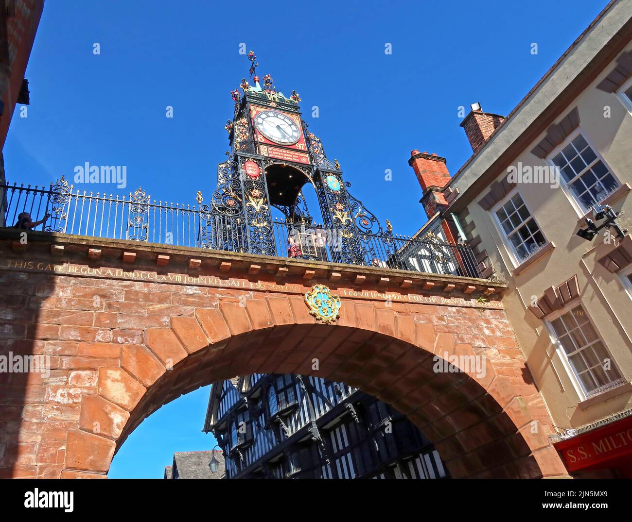 Una giornata intensa d'estate, Eastgate che mostra l'Orologio Torretto Vittoriano del 1897 e le mura della città ponte ad arco georgiano, Chester, Cheshire, Inghilterra, Regno Unito, CH1 1LE Foto Stock